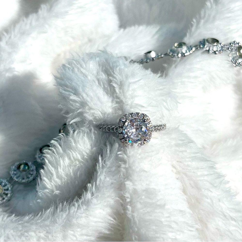 Diamond engagement ring - Picture 2 of 5